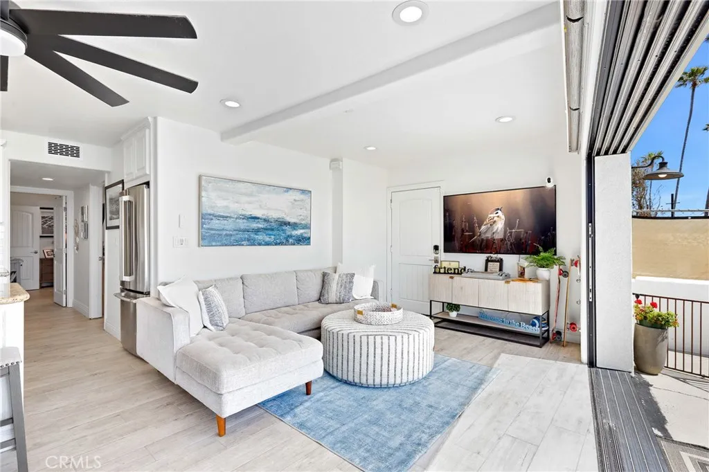 916 E Oceanfront, Newport Beach, California 92661 home-pic-6