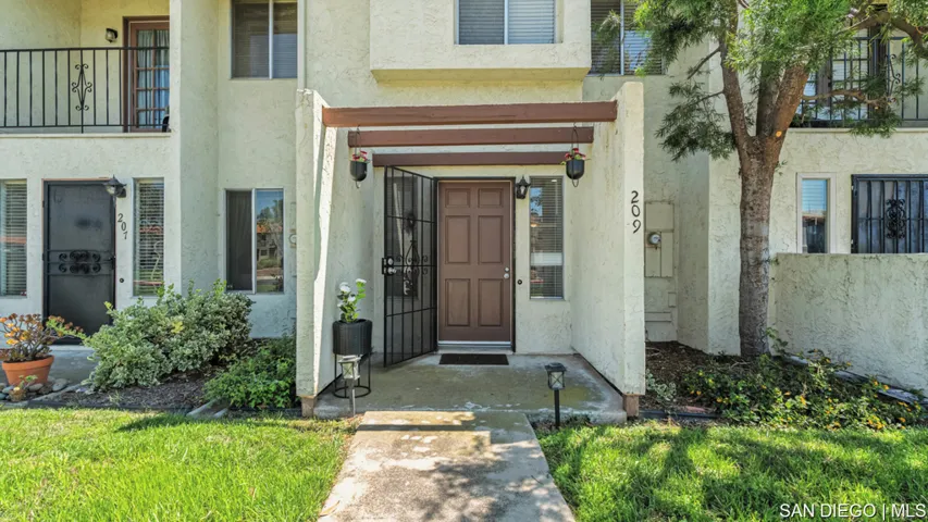 209 Espanas Gln, Escondido, California 92026