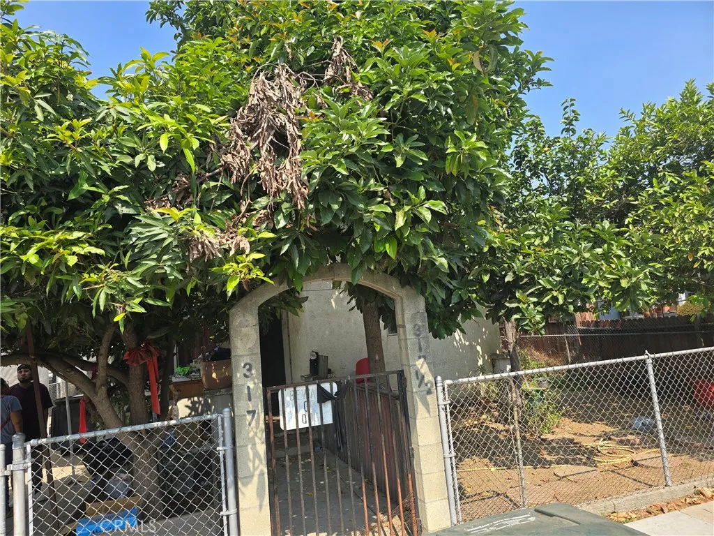 317 Gifford Avenue, Los Angeles, California 90063 home-pic-0