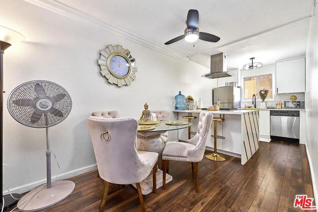 7045 Woodley Avenue 110, Van Nuys, California 91406 home-pic-3