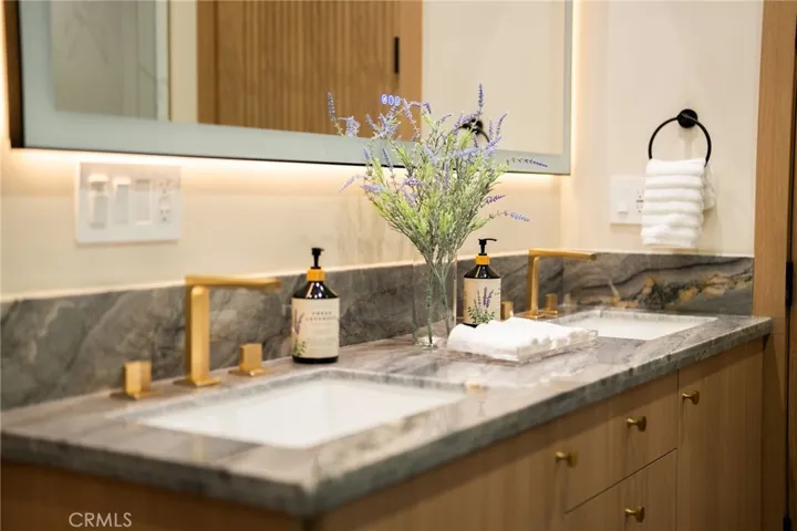 1721 Oak Avenue, Manhattan Beach, California 90266