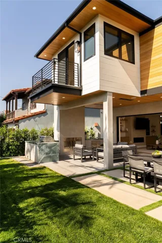 1721 Oak Avenue, Manhattan Beach, California 90266