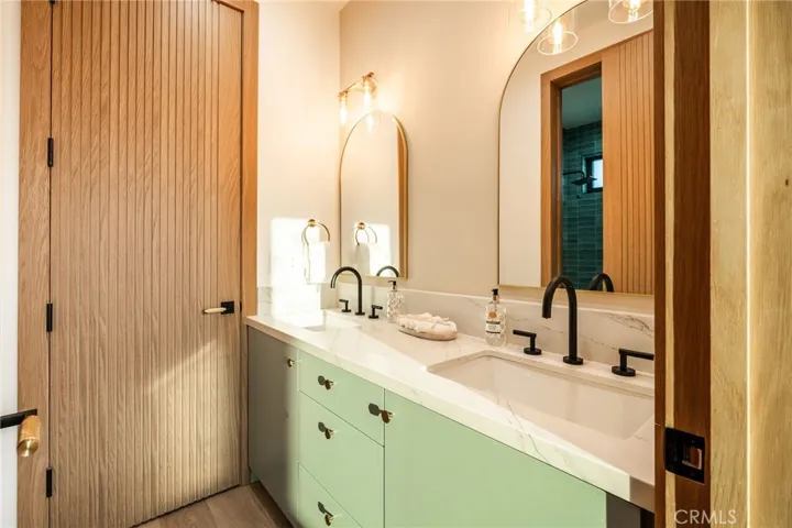 1721 Oak Avenue, Manhattan Beach, California 90266