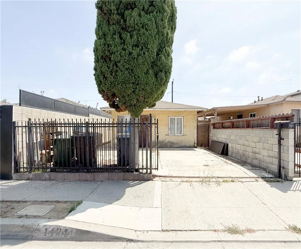 1424 W 152nd Street, Compton, California 90220 home-pic-0
