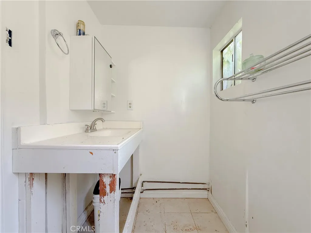 1424 W 152nd Street, Compton, California 90220 home-pic-17