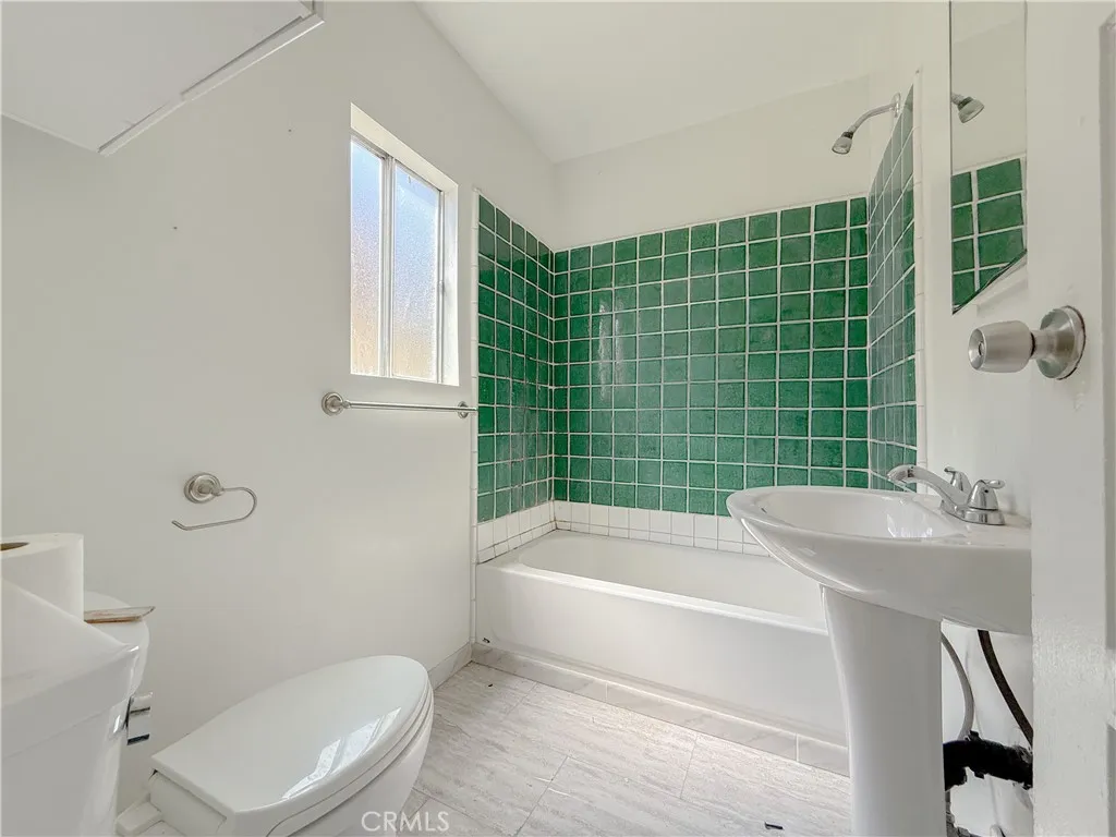 1424 W 152nd Street, Compton, California 90220 home-pic-19