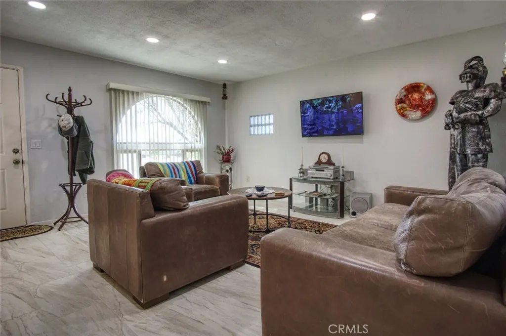 6367 Split Rock Avenue, 29 Palms, California 92277 home-pic-2