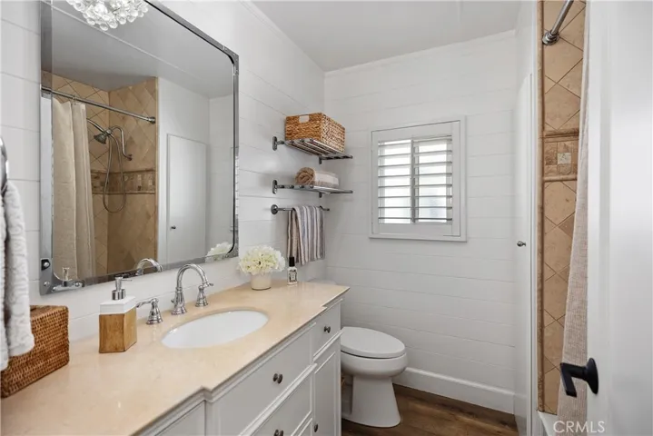GUEST BATHROOM WITH TUB