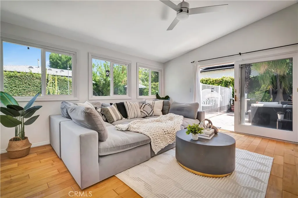 21907 De La Osa Street, Woodland Hills, California 91364 home-pic-15