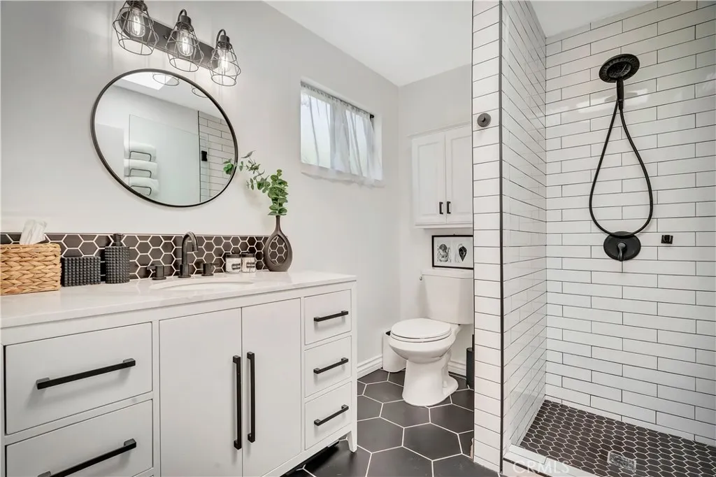 21907 De La Osa Street, Woodland Hills, California 91364 home-pic-11
