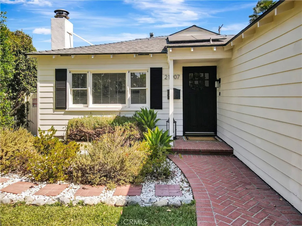 21907 De La Osa Street, Woodland Hills, California 91364 home-pic-1