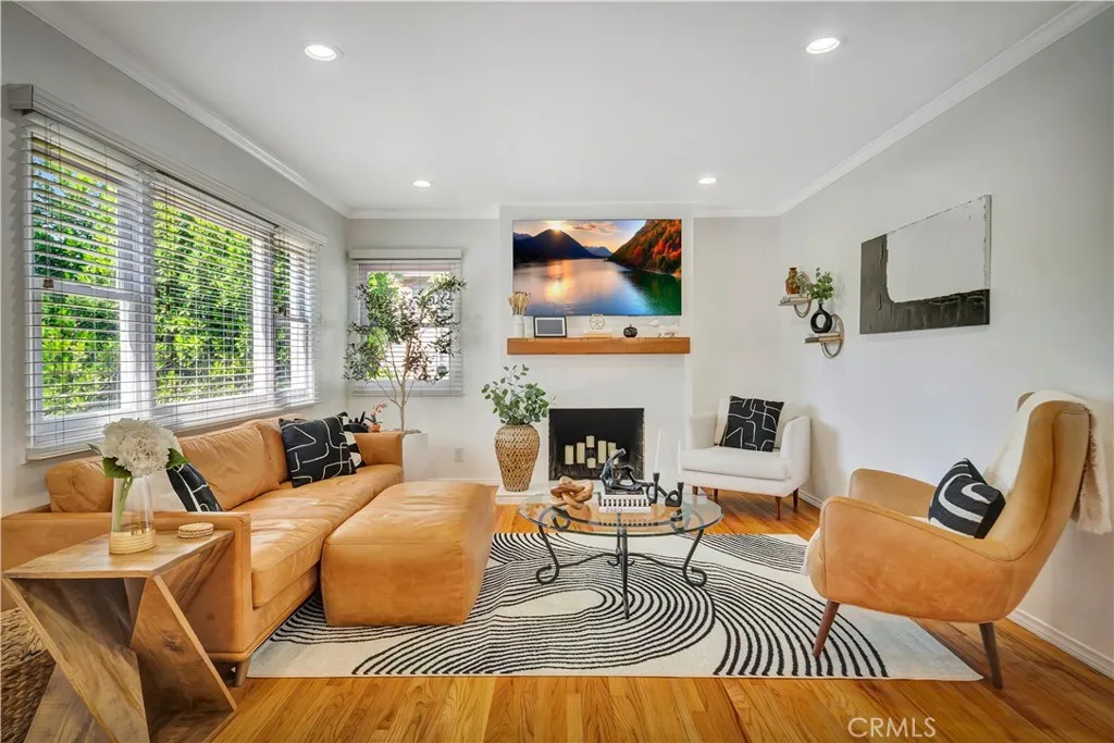 21907 De La Osa Street, Woodland Hills, California 91364 home-pic-2