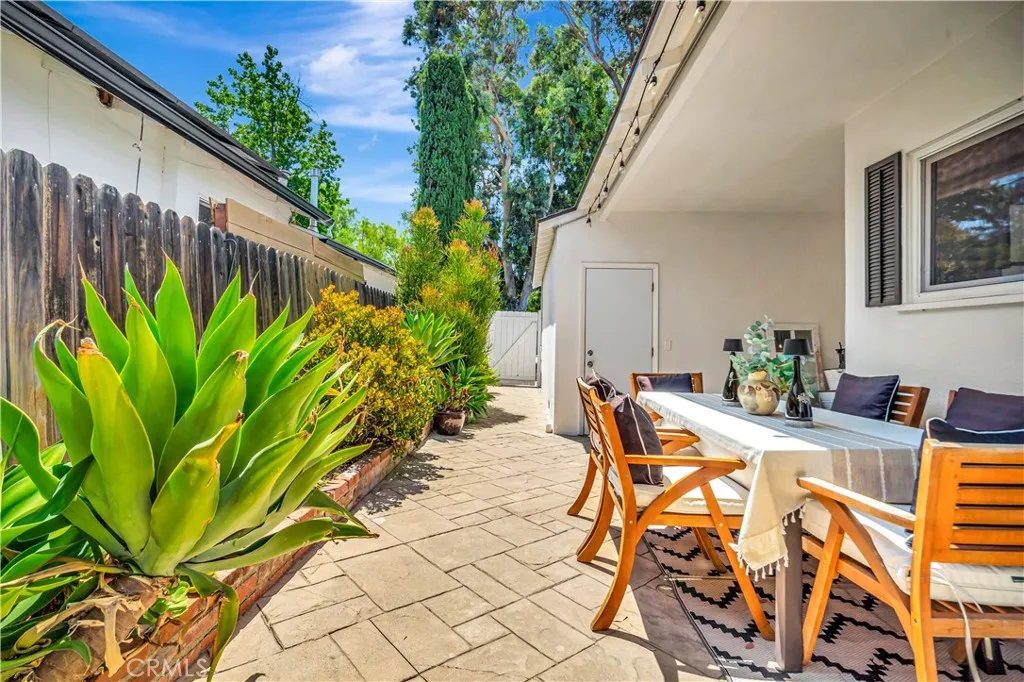 21907 De La Osa Street, Woodland Hills, California 91364 home-pic-18