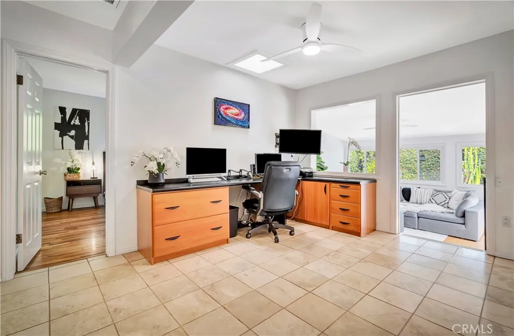 21907 De La Osa Street, Woodland Hills, California 91364 home-pic-14
