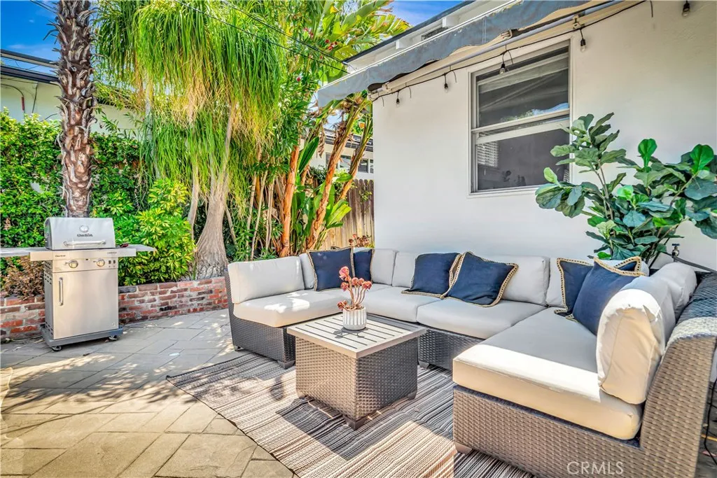 21907 De La Osa Street, Woodland Hills, California 91364 home-pic-17