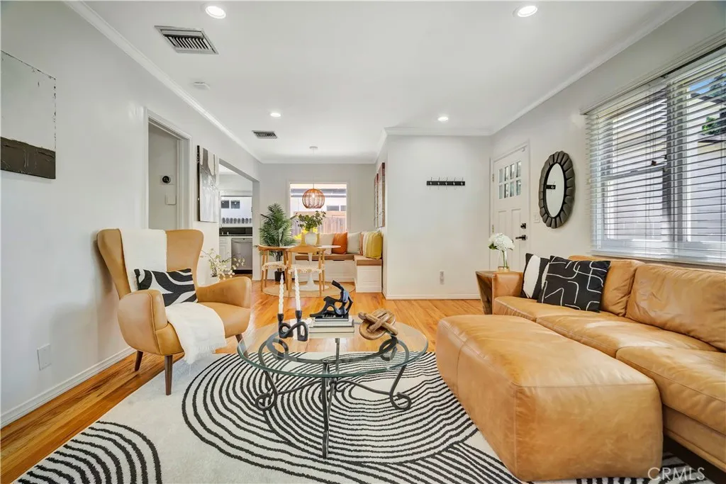 21907 De La Osa Street, Woodland Hills, California 91364 home-pic-3