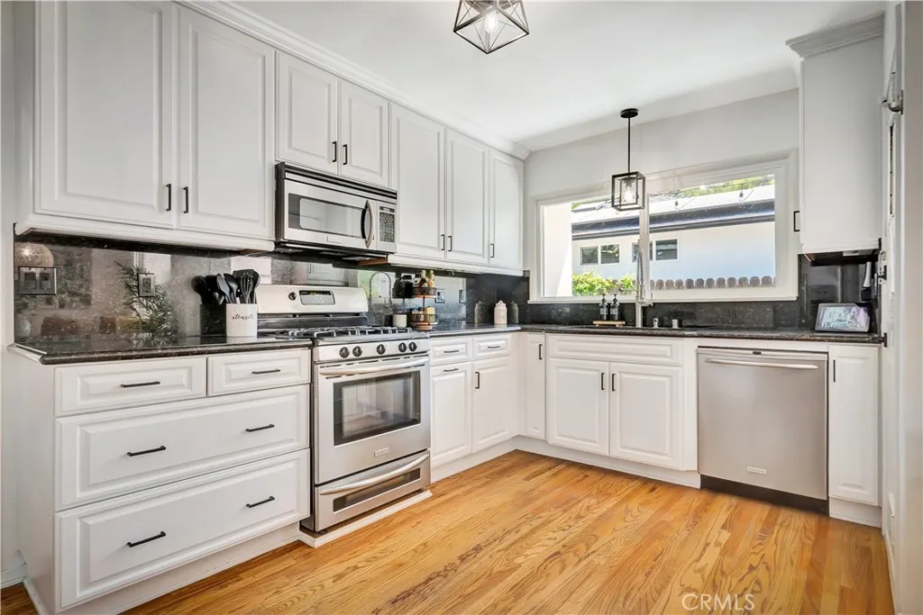21907 De La Osa Street, Woodland Hills, California 91364 home-pic-6