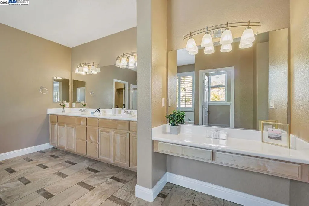 5391 Fernbank Dr, Concord, California 94521 home-pic-32