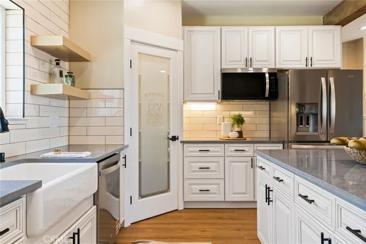 Conveniently located walk-in pantry!