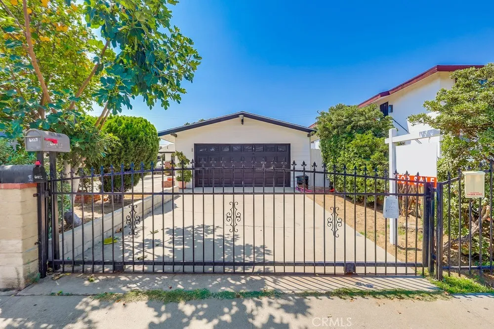 6127 Wilcox Avenue, Maywood, California 90270, ,Residential Income,For Sale,Wilcox,DW25178121