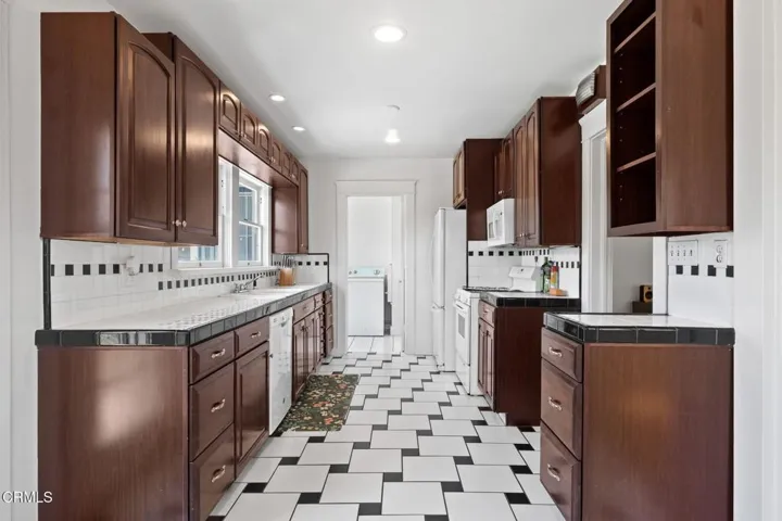 19-web-or-mls-207-oleander-ave