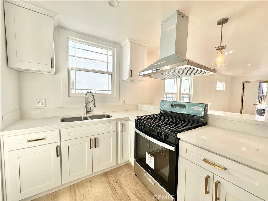 5718 S Manhattan Place, Los Angeles, California 90062 home-pic-0