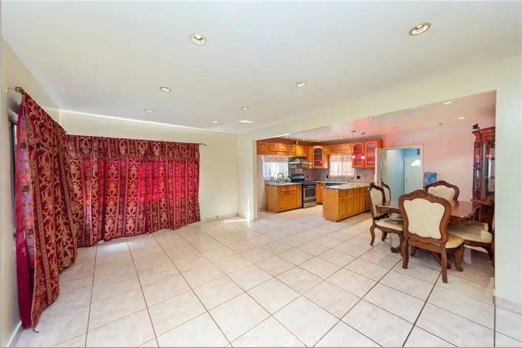 5245 Strohm Avenue, North Hollywood, California 91601 home-pic-3