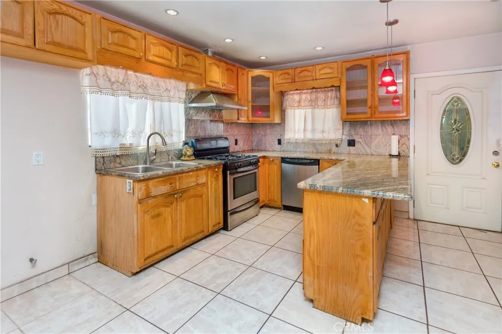 5245 Strohm Avenue, North Hollywood, California 91601 home-pic-4