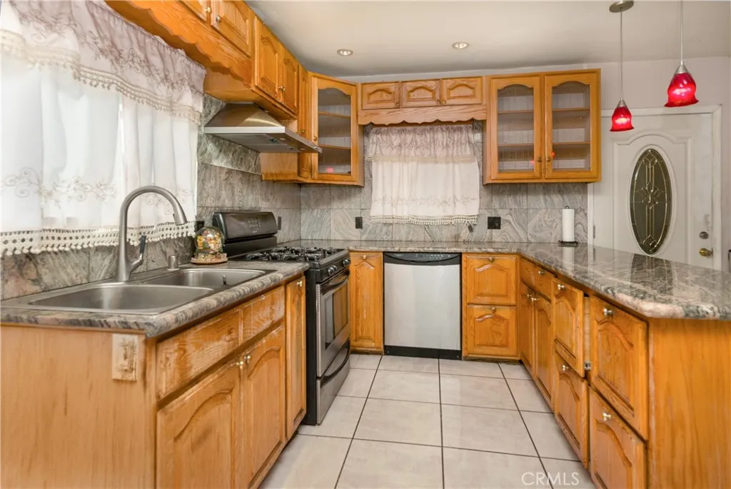 5245 Strohm Avenue, North Hollywood, California 91601 home-pic-5