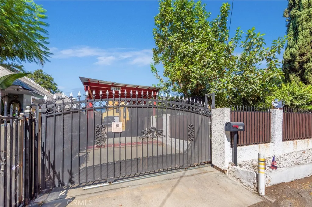5245 Strohm Avenue, North Hollywood, California 91601 home-pic-1