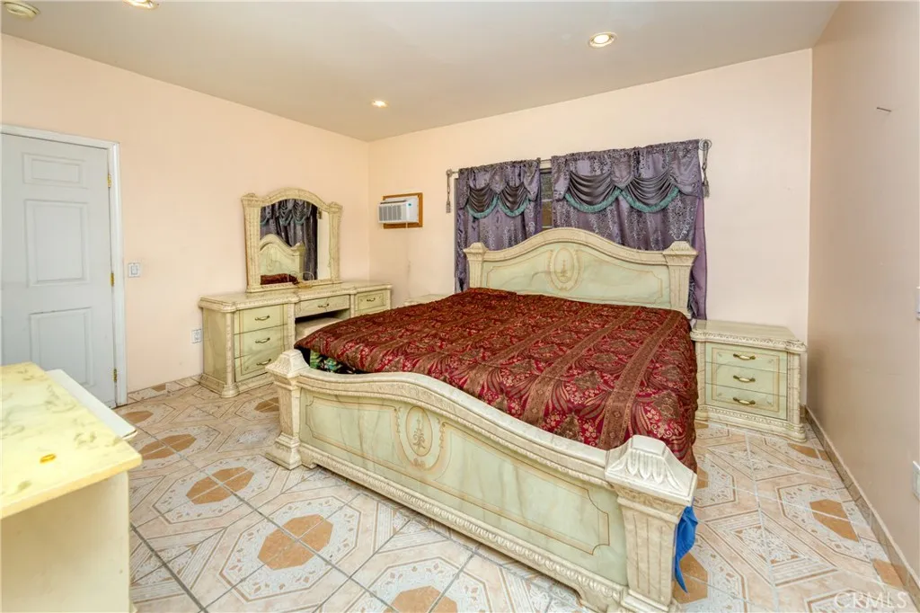 5245 Strohm Avenue, North Hollywood, California 91601 home-pic-6