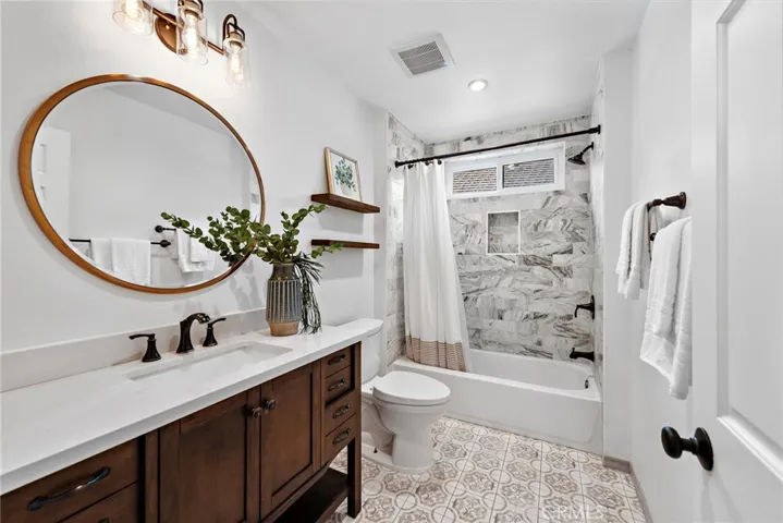 Upstairs Full Bathroom