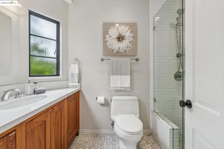 5207 Masonic Ave, Oakland, California 94618