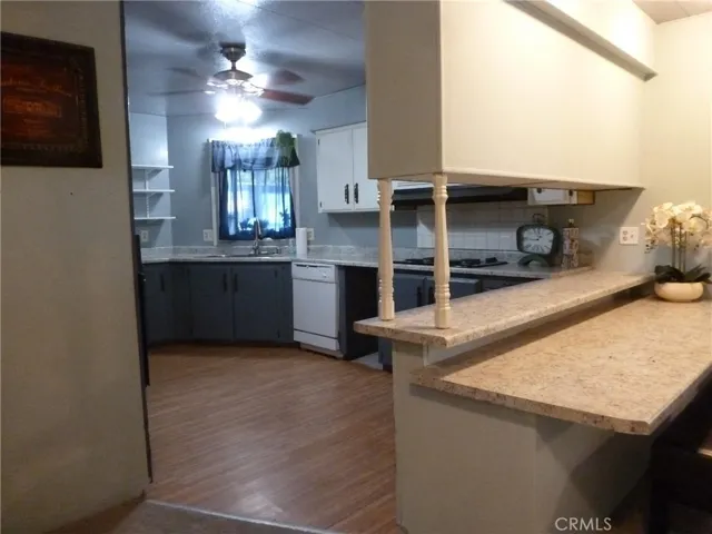 Kitchen & breakfast bar