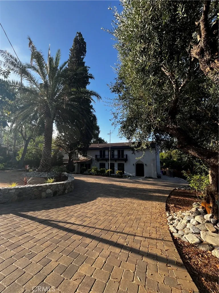 2430 Orange Avenue, La Crescenta, California 91214 home-pic-2