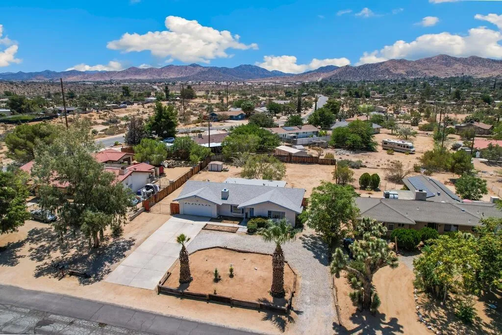 56869 Mountain View Trail, Yucca Valley, California 92284 home-pic-27