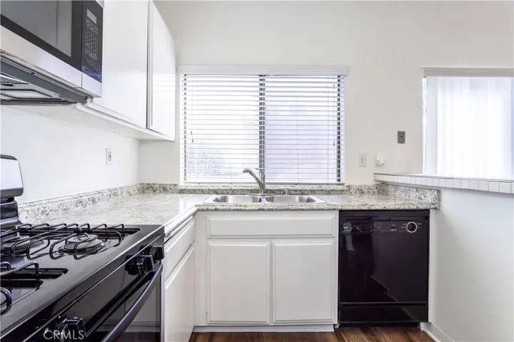 18433 Hatteras Street 508, Tarzana, California 91356