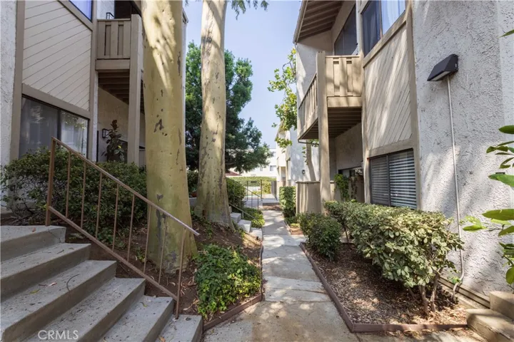 18433 Hatteras Street 508, Tarzana, California 91356