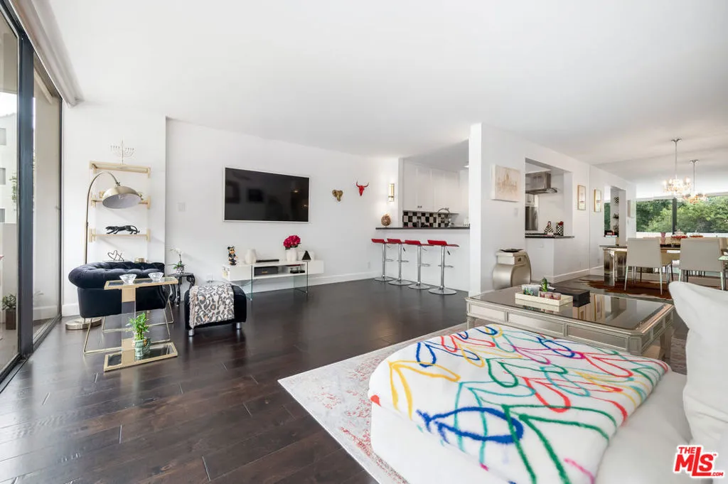 8787 Shoreham Drive 203, West Hollywood, California 90069 home-pic-2