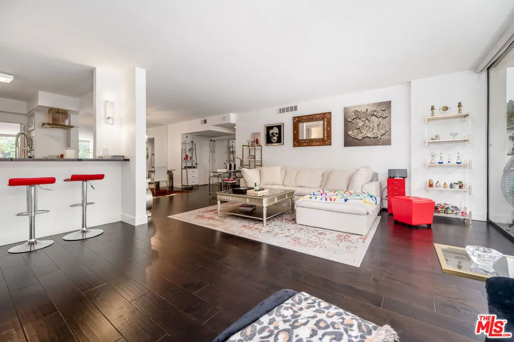 8787 Shoreham Drive 203, West Hollywood, California 90069 home-pic-3