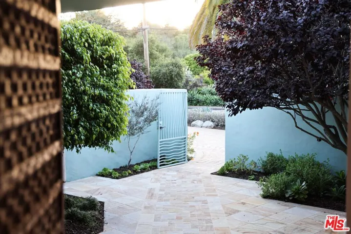 Front Courtyard/Entrance