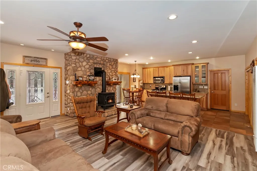 284 Leonard Lane, Sugarloaf, California 92386 home-pic-2