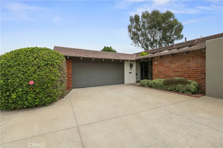 Corner lot with driveway, single level home in the Bluffs.