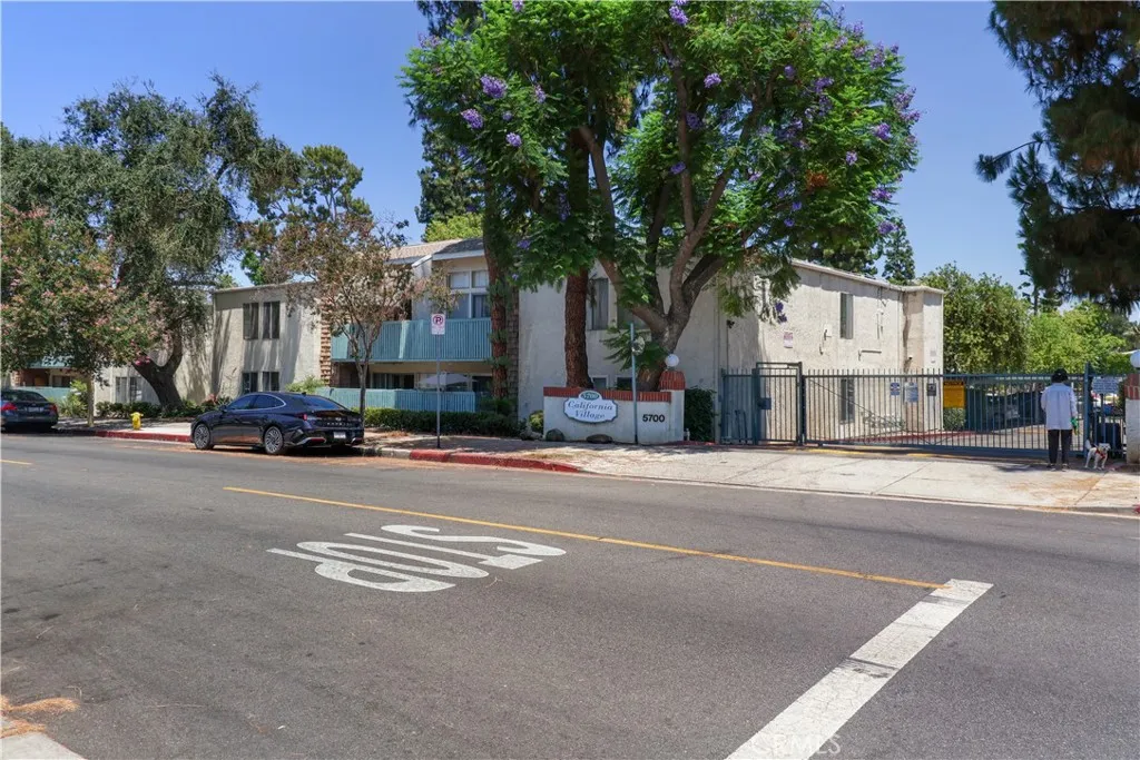 5700 Etiwanda Avenue 105, Tarzana, California 91356, 3 Bedrooms Bedrooms, ,2 BathroomsBathrooms,Residential Lease,For Rent,Etiwanda,SR25185534