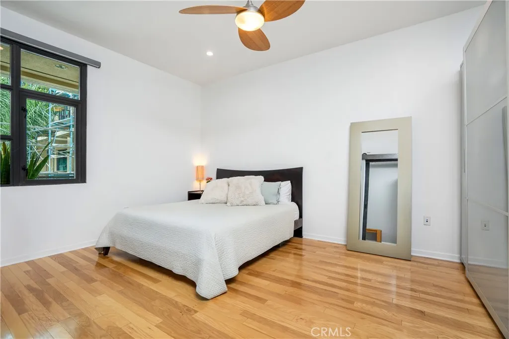 133 N The Promenade N 422, Long Beach, California 90802 home-pic-8
