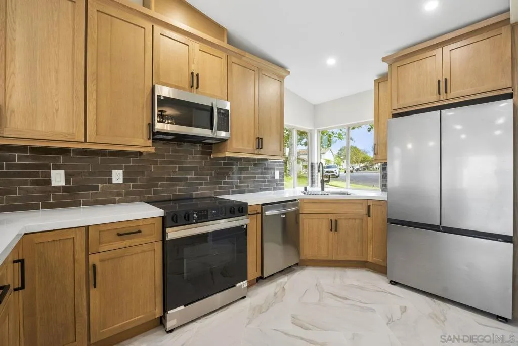 6915 Pear Tree Dr, Carlsbad, California 92011 home-pic-6