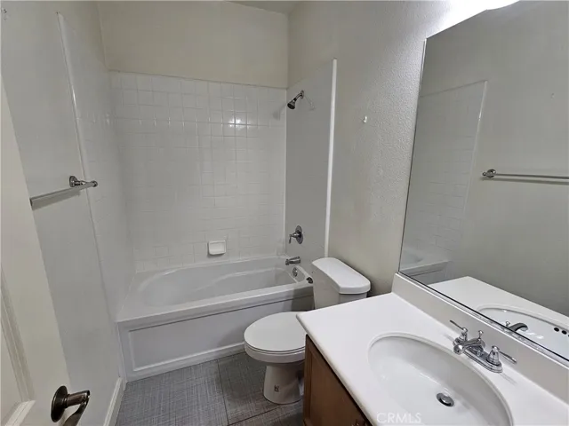 Secondary bathroom for the two secondary bedrooms.
