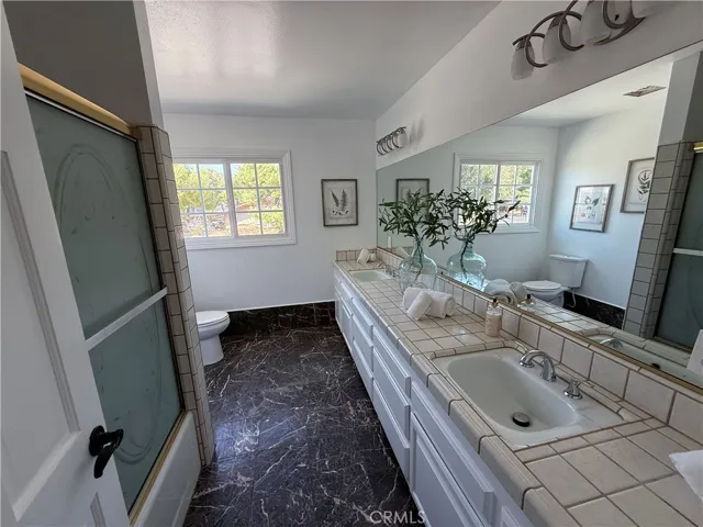 Upstairs Full Bathroom