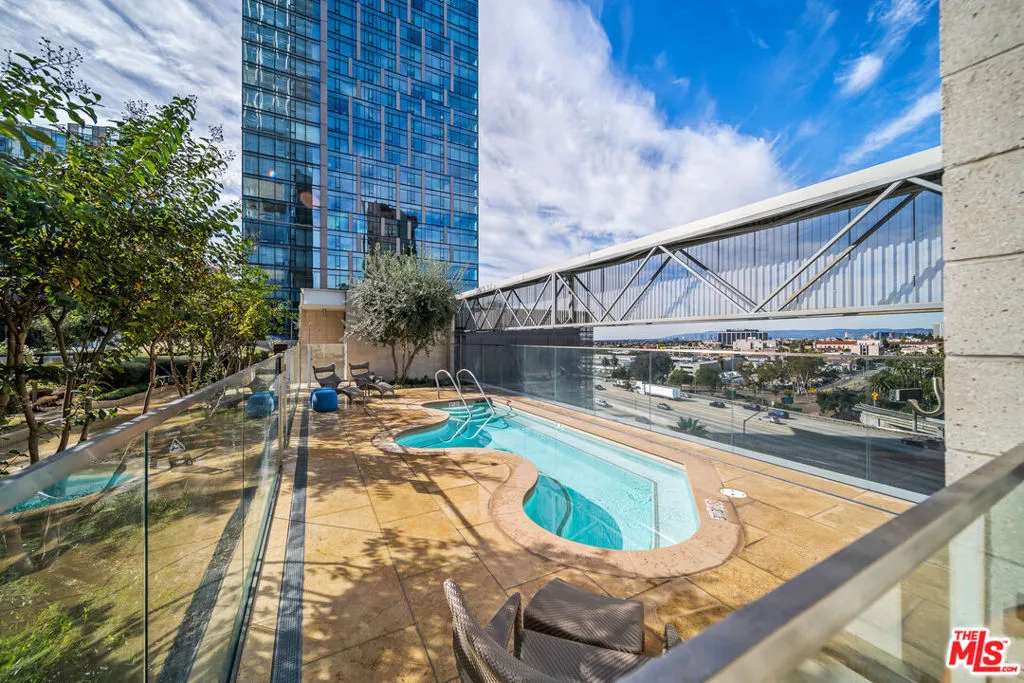 877 Francisco Street  home-pic-35
