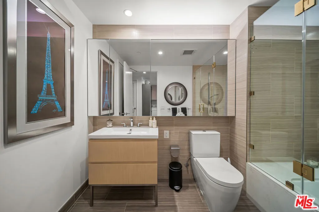 877 Francisco Street  home-pic-18
